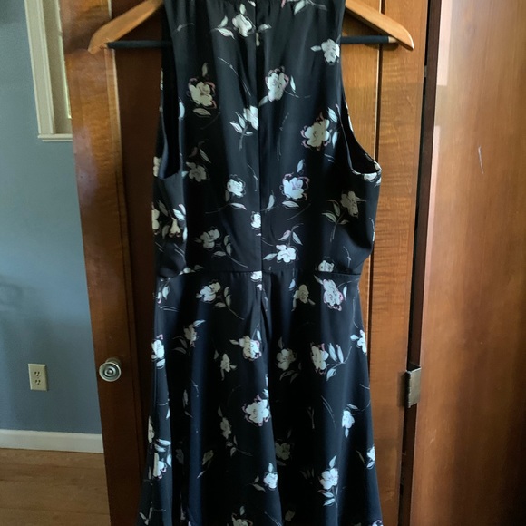 Floral high neck sleeveless dress - Picture 3 of 8